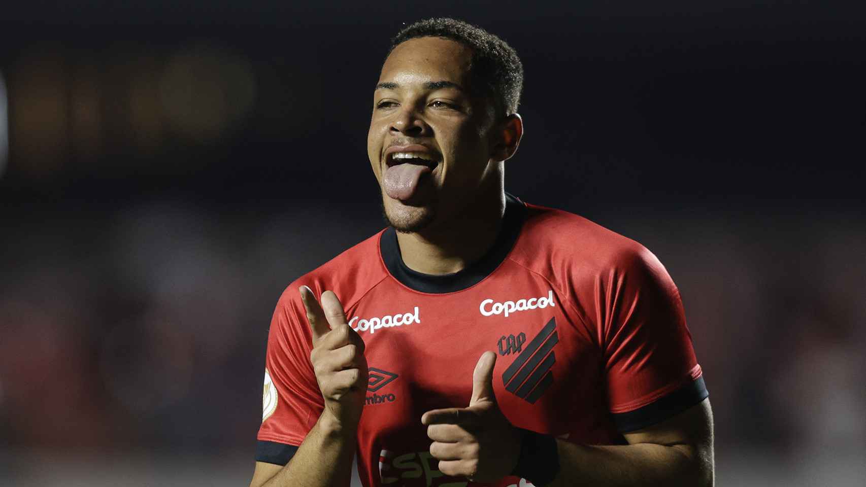 Vitor Roque, eufórico, celebrando un gol con el Atlético Paranaense / EFE