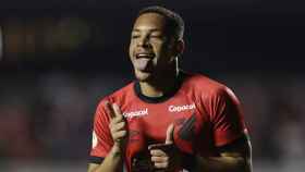 Vitor Roque, eufórico, celebrando un gol con el Atlético Paranaense