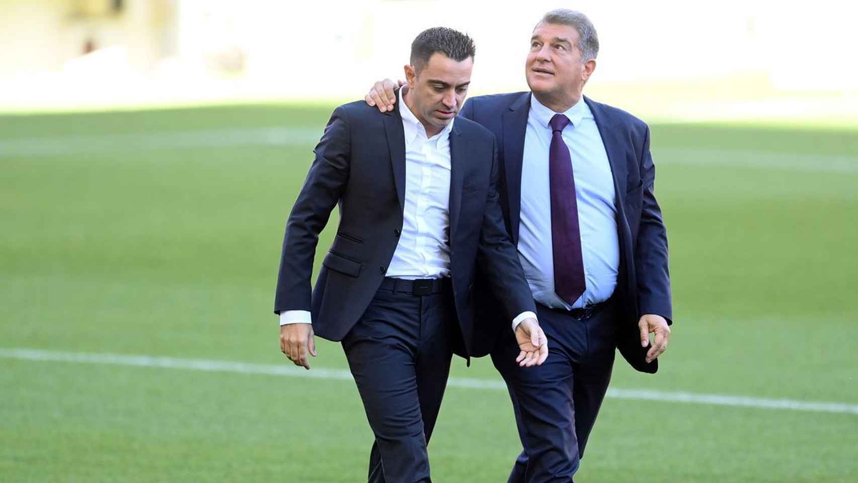 Xavi Hernández y Joan Laporta, durante la presentación del egarense como técnico del Barça / EFE