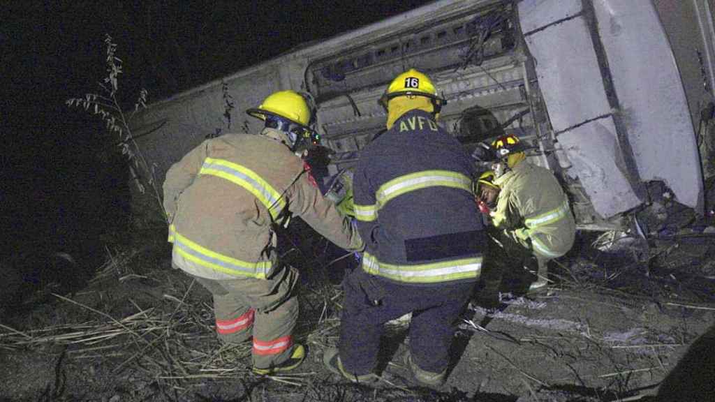 Los servicios de emergencias trabajando en un accidente de tráfico anterior en México