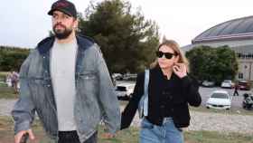 Gerard Piqué y Clara Chía, paseando juntos y cogidos de la mano