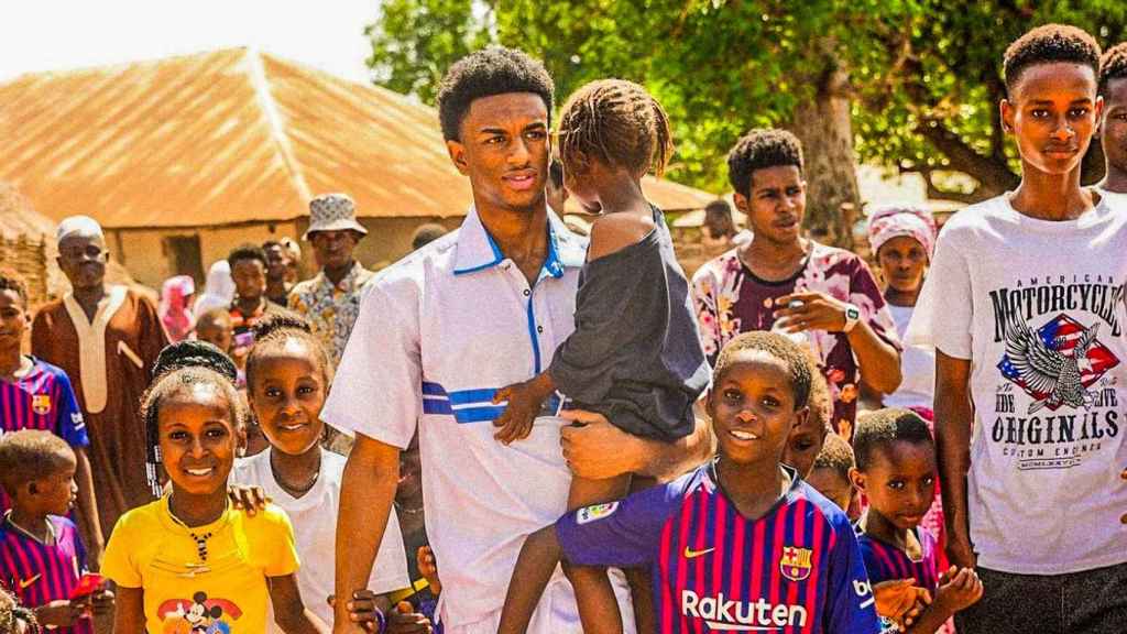 Alejandro Balde visita Guinea Bissau, el país donde nació su padre / REDES