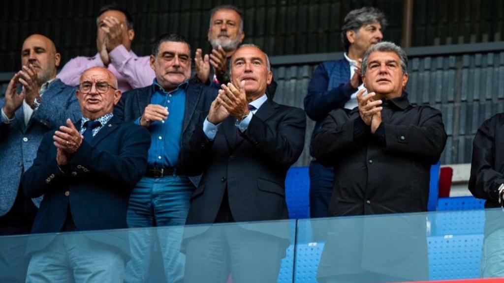 Joan Laporta, junto a Rafa Yuste, disfrutando de un partido del Barça B / FCB