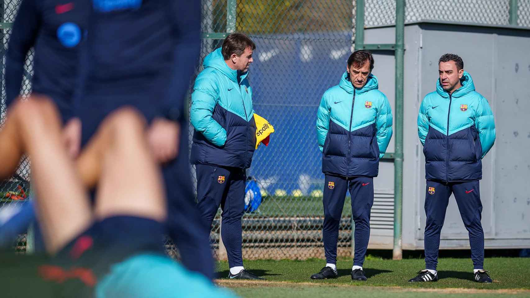 Xavi Hernández, junto a sus asistentes técnicos, en un entrenamiento del Barça / FCB