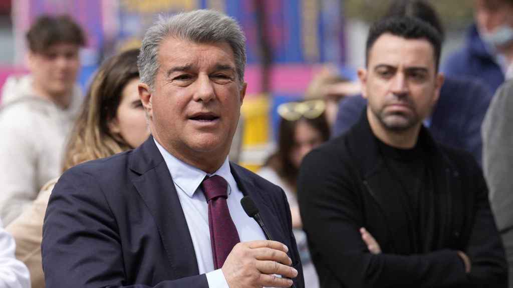 Laporta, acompañado de Xavi Hernández, en un acto del Barça / EFE