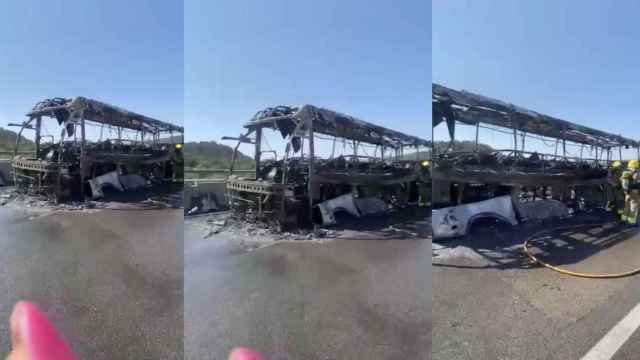Tres imágenes del autocar incendiado en la AP-7 en La Jonquera