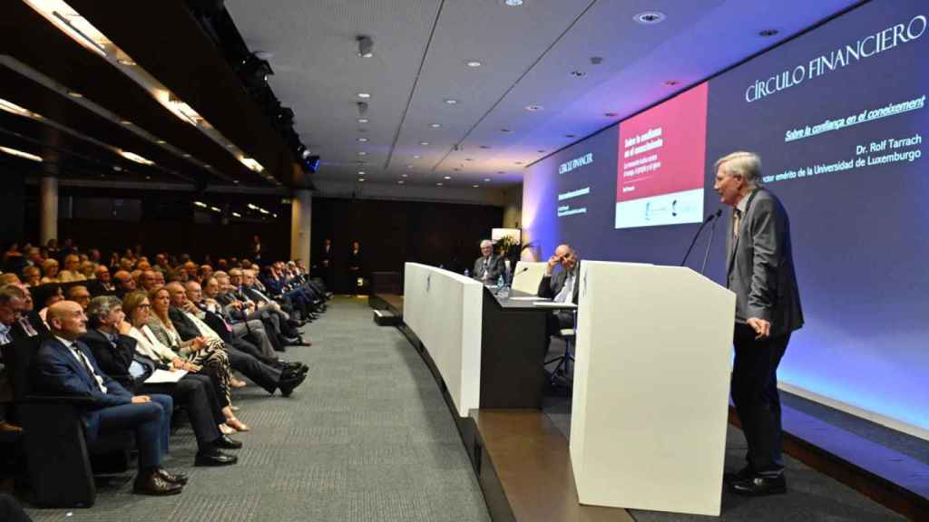 El científico Rolf Tarrach Siegel durante la conferencia organizada por el Cercle Financer en la sede de CaixaBank