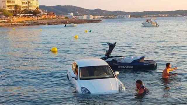Un Porsche Macan se zambulle en Ibiza