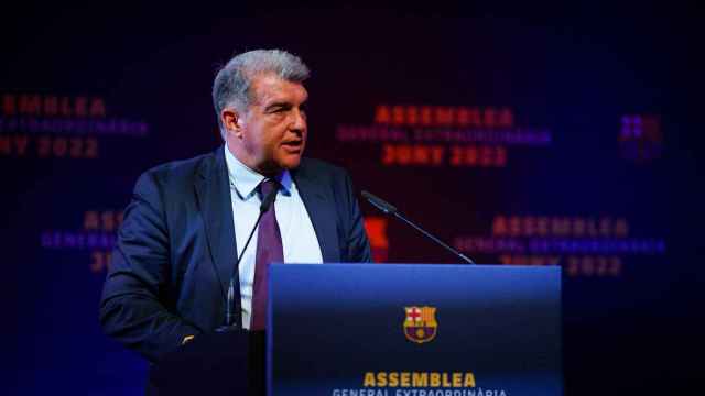 Joan Laporta se dirige a los socios del Barça en una Asamblea General / FCB