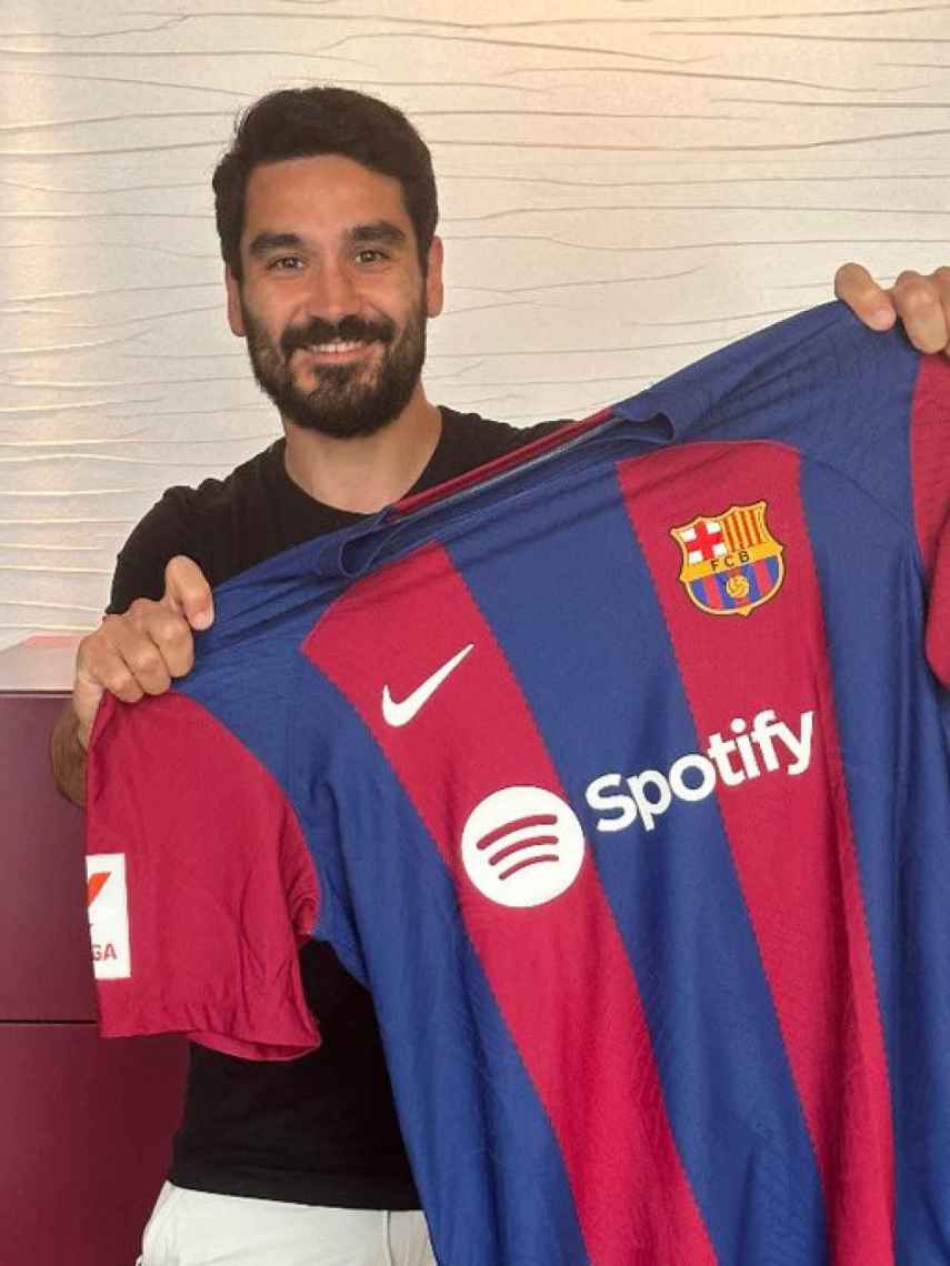 Gundogan posa con la camiseta del Barça