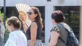 Una mujer se abanica durante la segunda ola de calor del verano