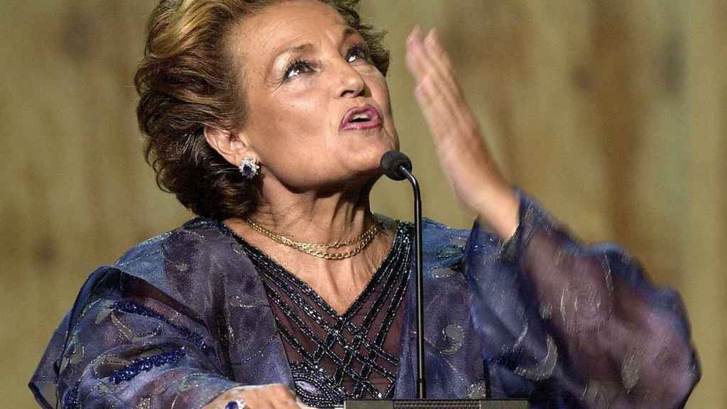 Carmen Sevilla, lanzando un beso al aire en memoria de Paco Rabal en 2001, durante el homenaje celebrado en el Festival de Cine de San Sebastián