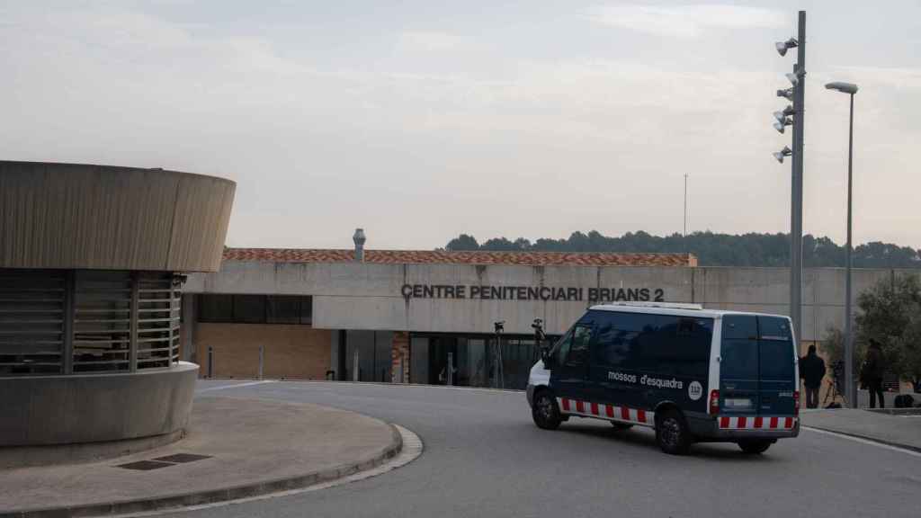 Un furgón policial frente al centro penitenciario Brians II