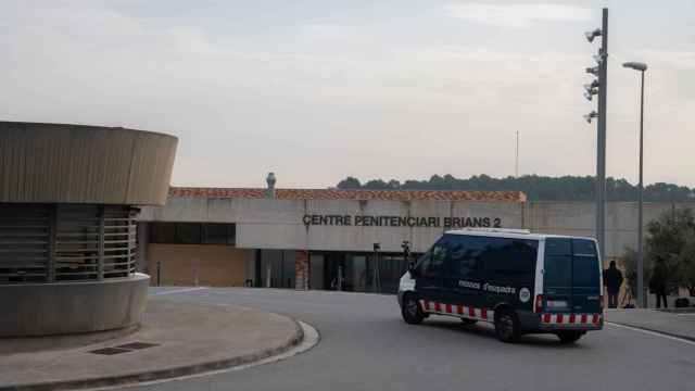 Un furgón policial frente al centro penitenciario Brians II, a 21 de febrero de 2023