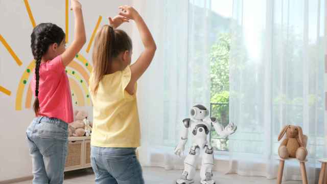 Unas niñas interactúan con un robot de Alisys