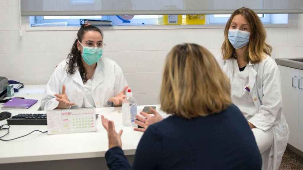 Dos facultativas atienden a una paciente en un Centro de Atención Primaria