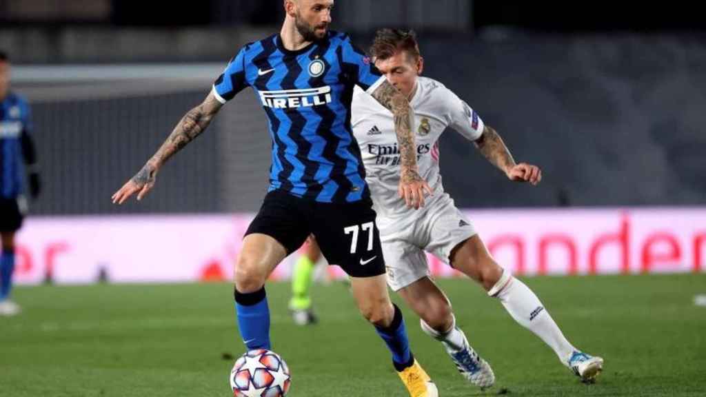 Brozovic protege el balón ante Toni Kroos