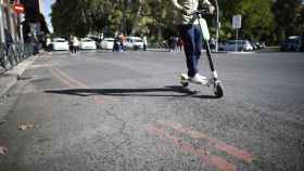 Imagen de archivo de un patinete eléctrico en circulación