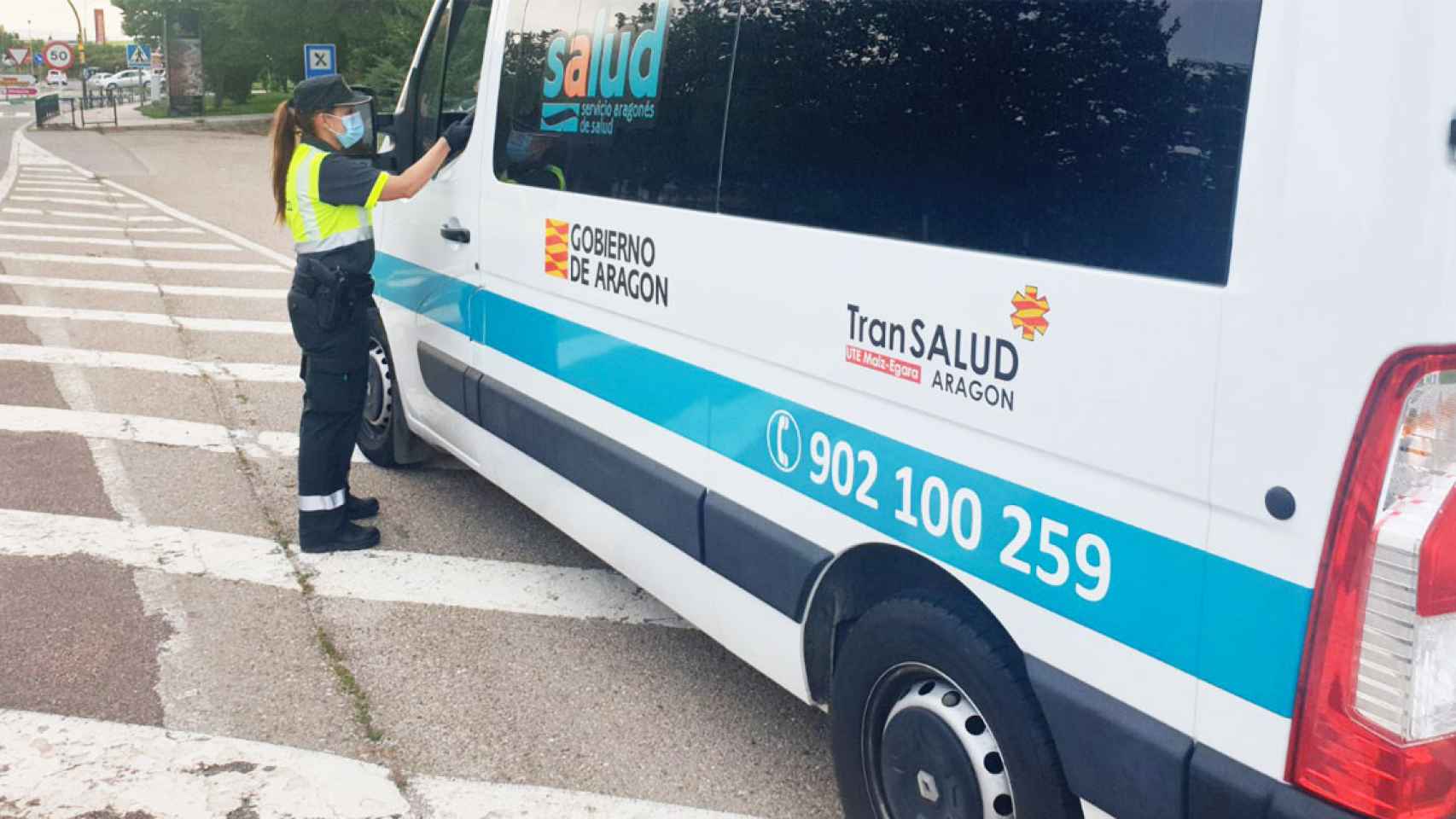 Una agente de la Guardia Civil con una ambulancia de la UTE Transalud