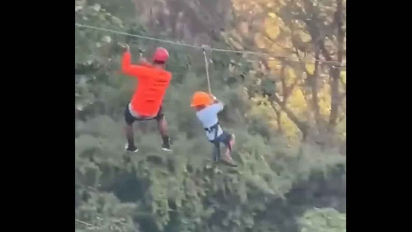 Un hombre y un niño en tirolina