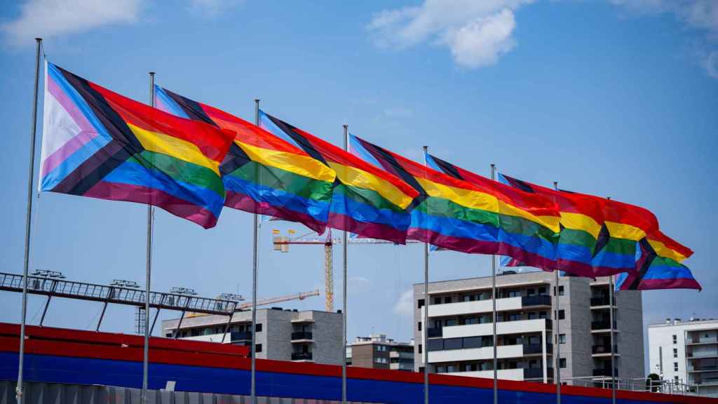 Banderas LGTBQI+ en el Johan Cruyff