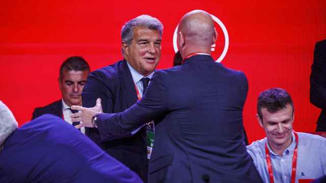 Joan Laporta, saludando a Luis Rubiales, en un acto de la RFEF / EFE