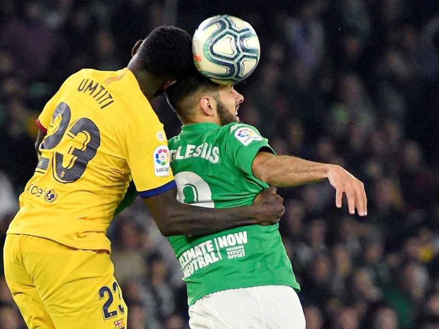 Umtiti pugna con Borja Iglesias por un balón