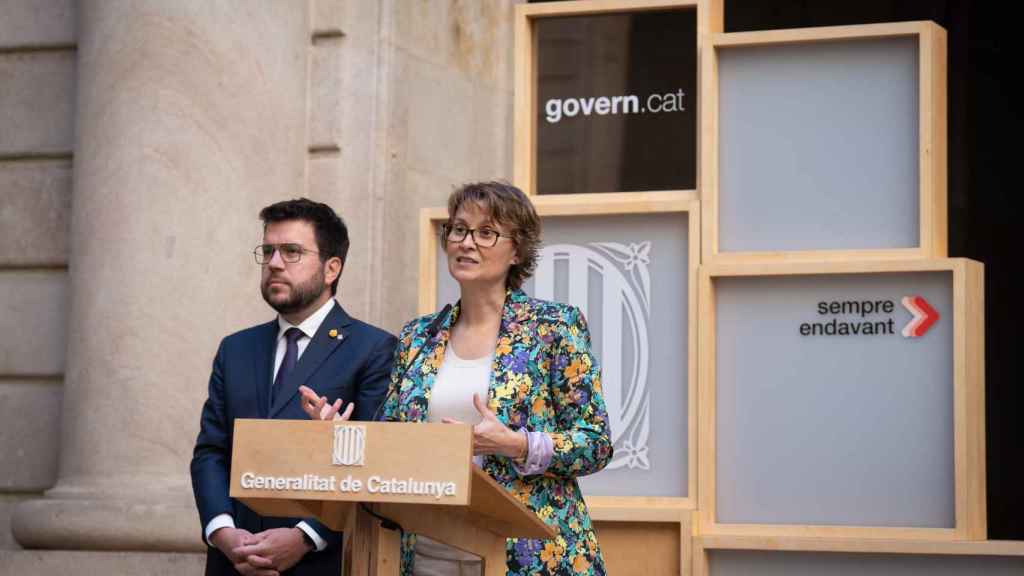 La 'consellera' de Acción Exterior y Unión Europea de la Generalitat, Meritxell Serret Aleu, junto a su presidente, Pere Aragonès