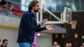 Roger Grimau, dirigiendo un partido del filial del Barça de basket / FCB