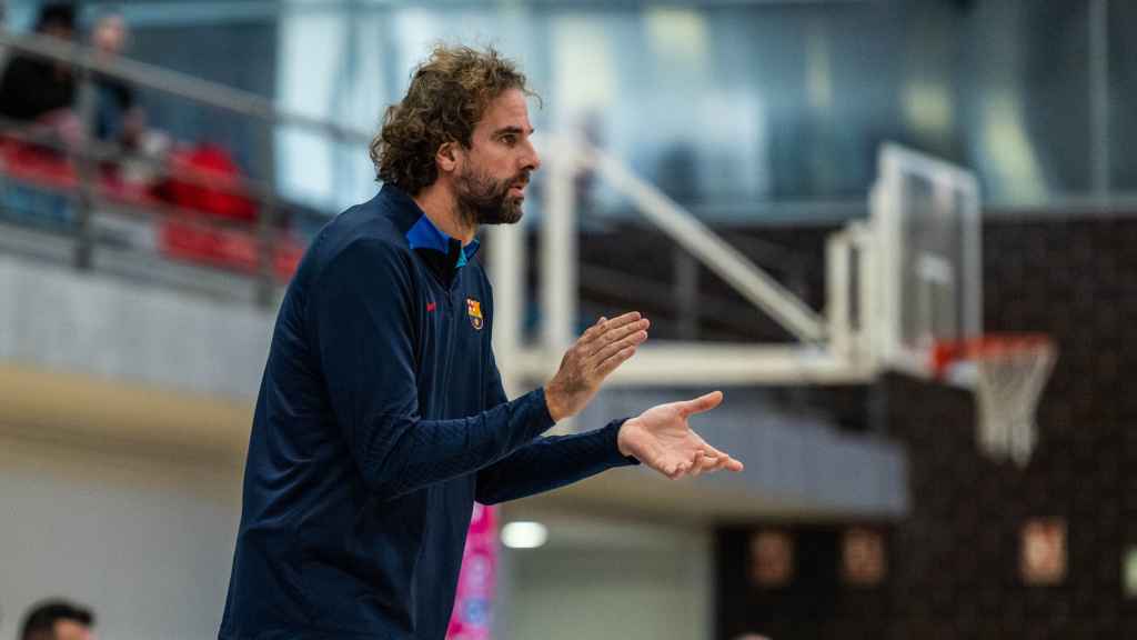 Roger Grimau, dirigiendo un partido del filial del Barça de basket / FCB