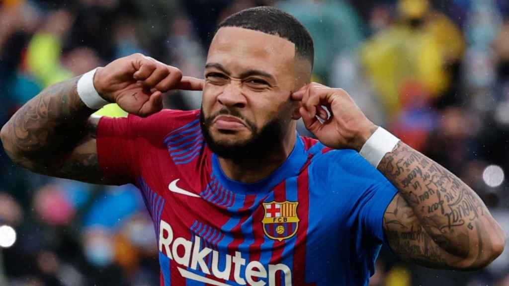 Memphis celebra un gol con el Barça