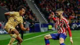 Carrasco y Koundé en un uno contra uno