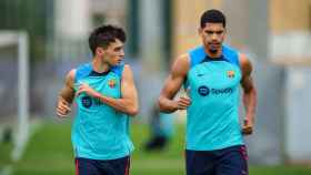 Pedri González y Ronald Araujo, juntos, durante un entrenamiento del Barça