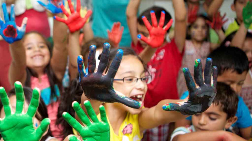 Un grupo de niños se lo pasan en grande con una de las actividades de los Campamentos de verano de Fundaciónla Caixa