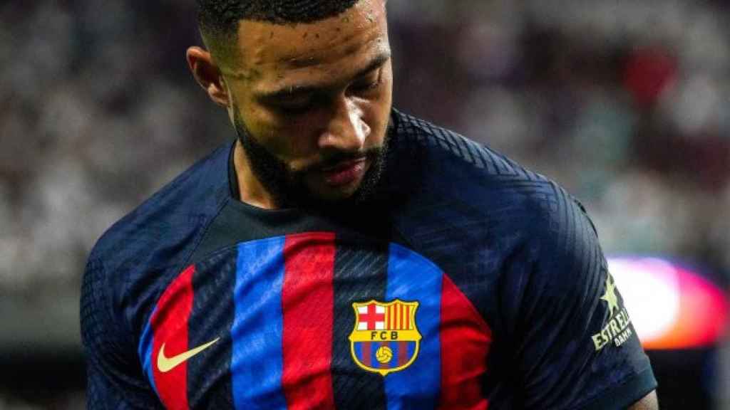 Depay en un partido con el Barça