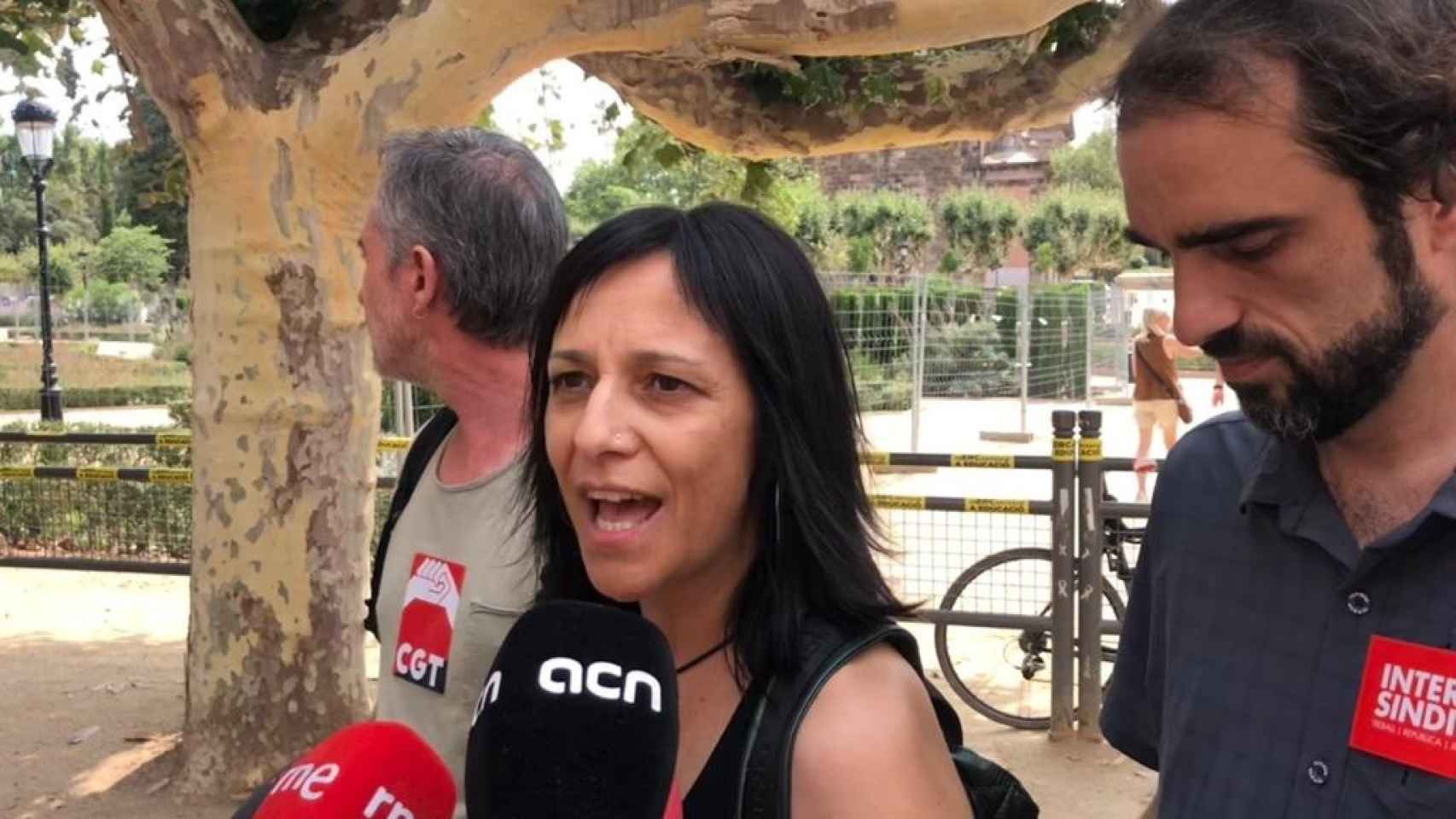 El portavoz de CGT Ensenyament, Miquel González, la de Ustec, Iolanda Segura, y Marc Santasusana, de Intesindical-CSC