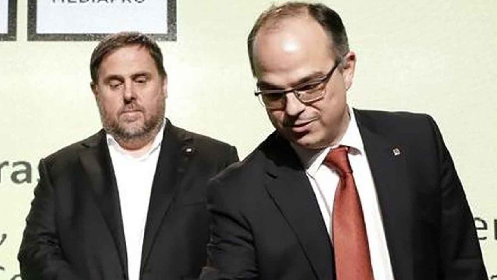 Jordi Turull (Junts per Catalunya), en primer término, con Oriol Junqueras (ERC)