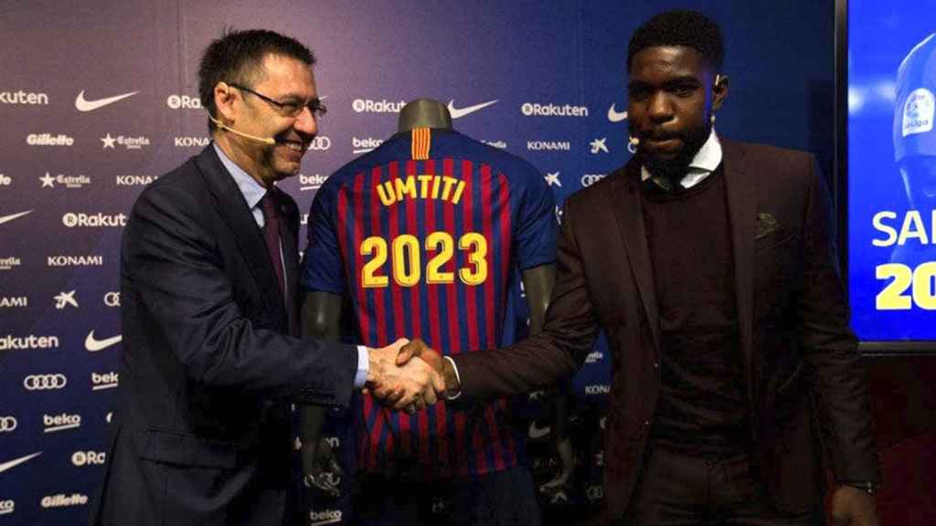 Samuel Umtiti, en el acto de su renovación hasta 2023 junto al entonces presidente Bartomeu