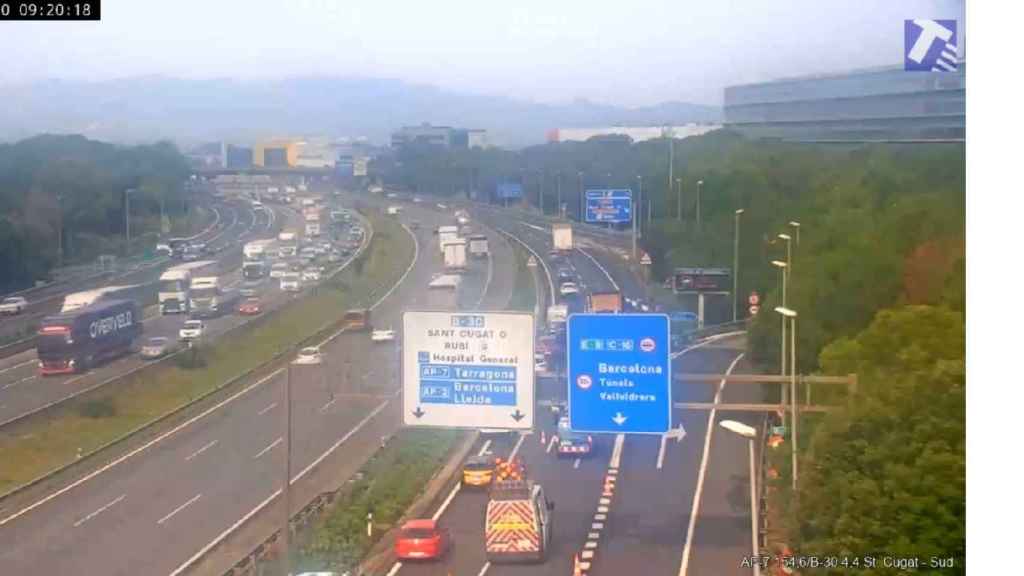 Carril cortado en la B-30 a su paso por Sant Cugat del Vallès (Barcelona) a causa del incendio de un camión de paquetería