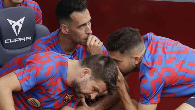 Gerard Piqué, Sergio Busquets y Jordi Alba comparten impresiones durante un partido