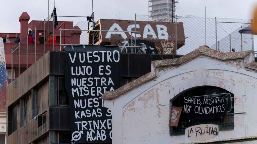 El Kubo y la Ruina durante una manifestación convocada por la empresa de desahucios extrajudiciales, Desokupa, contra la ocupación de los inmuebles de la plaza Bonanova 'La Ruïna' y 'El Kubo'