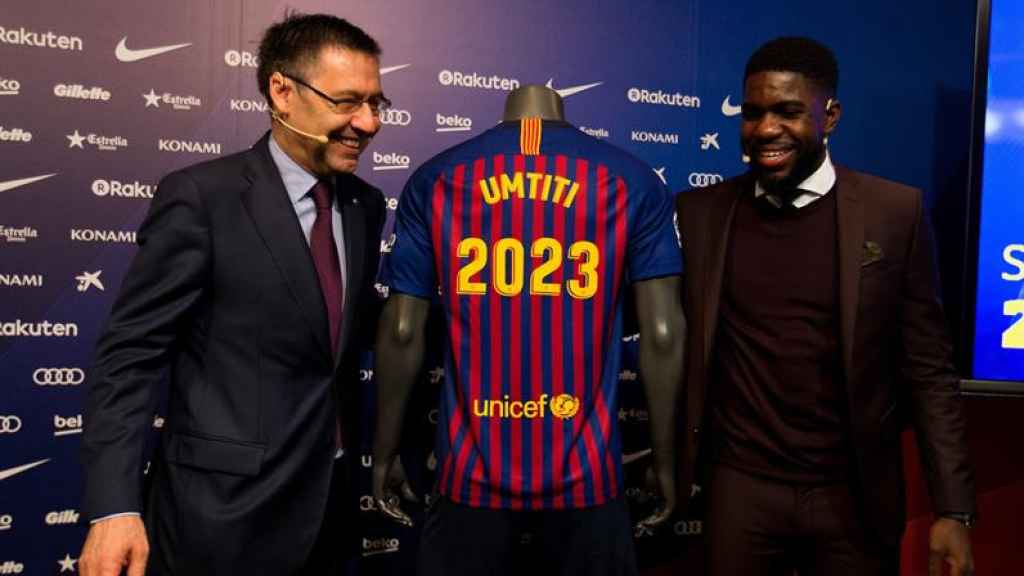 Samuel Umtiti con Josep Maria Bartomeu en el acto de su renovación