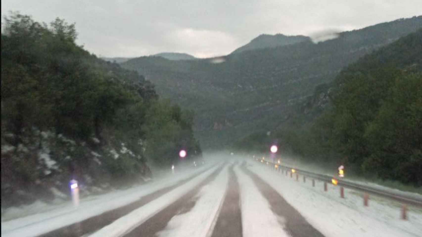 Una carretera de Lleida inundada por los aguaceros de esta semana