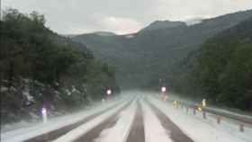 Una carretera de Lleida inundada por los aguaceros de esta semana