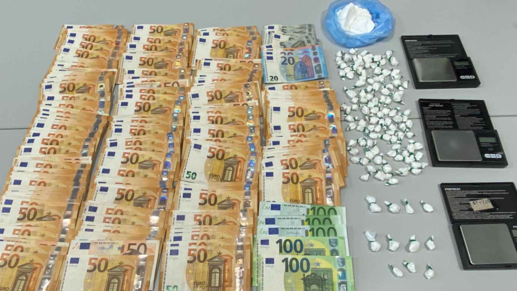 Parte de la droga y el dinero en metálico que Mossos d'Esquadra encontró en casa del hombre detenido en Lleida