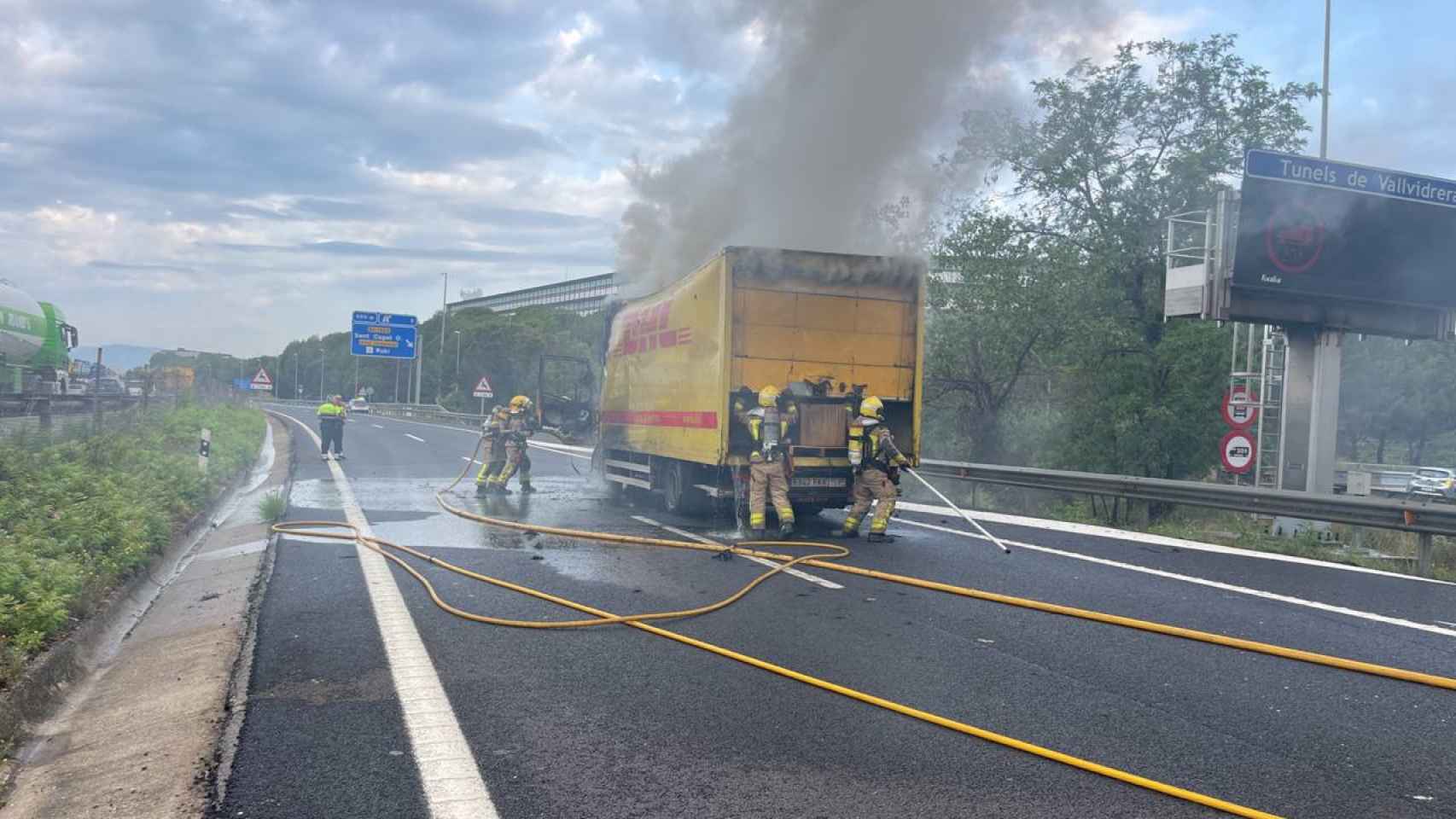 Incendio de un camión de paquetería en la B-30, a su paso por Sant Cugat del Vallès (Barcelona)