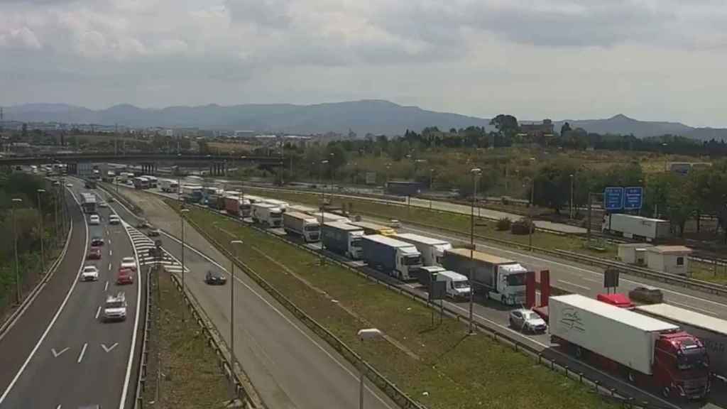 Caravana en la AP-7, a la altura de Sant Cugat