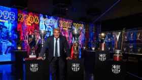 Joan Laporta, con los trofeos de las seis ligas conquistadas por las secciones del Barça