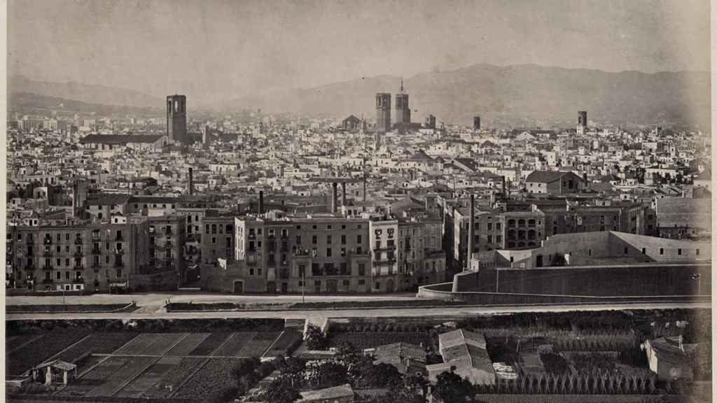 Vista panorámica de Barcelona desde Montjuic, 1872