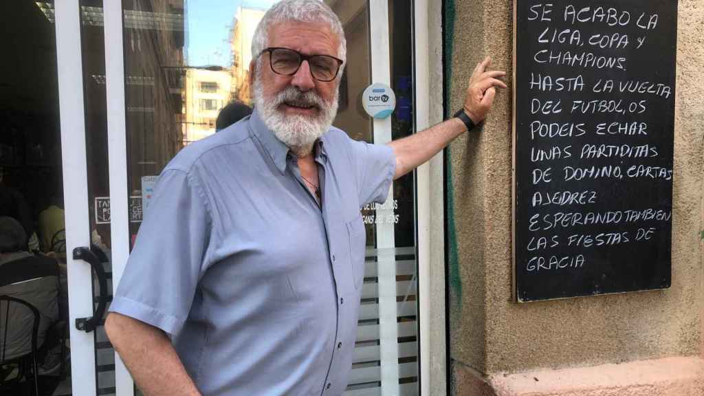 Gregorio Luri, en el barrio de Gràcia de Barcelona, en la entrevista con 'Letra Global'